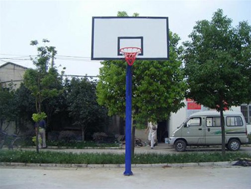 選擇籃球架時要參考場地的特點